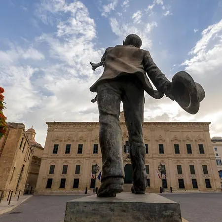 A In Malta's Capital * ואלטה